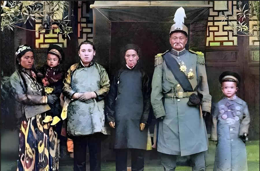 1920年，马福兴和家人的合影！照片里的他穿着陆军上将军装，可怎么看都透着点别扭