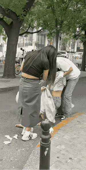这是谁家姑娘，醉酒能醉到这种程度。女孩子得矜持荡然无存，做家长的怎么能够放心？