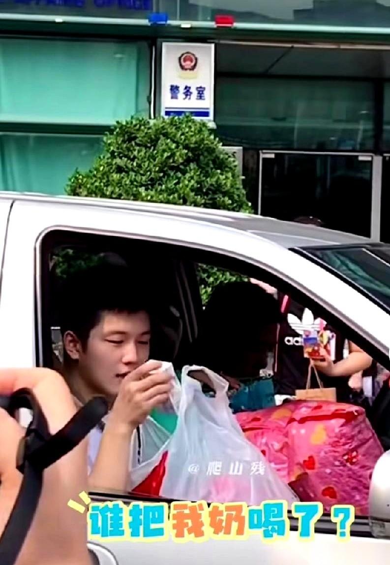 我真的要笑疯了。粉丝一激动，把自己喝了一半的牛奶塞给了樊振东。就那个场面，你脑