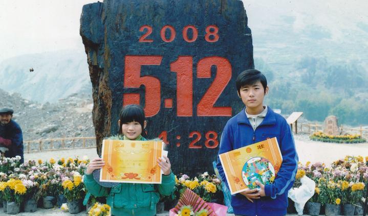 2008年，汶川地震，14岁初二男生被一名部队战士救起，战士结束救援要回去，临走