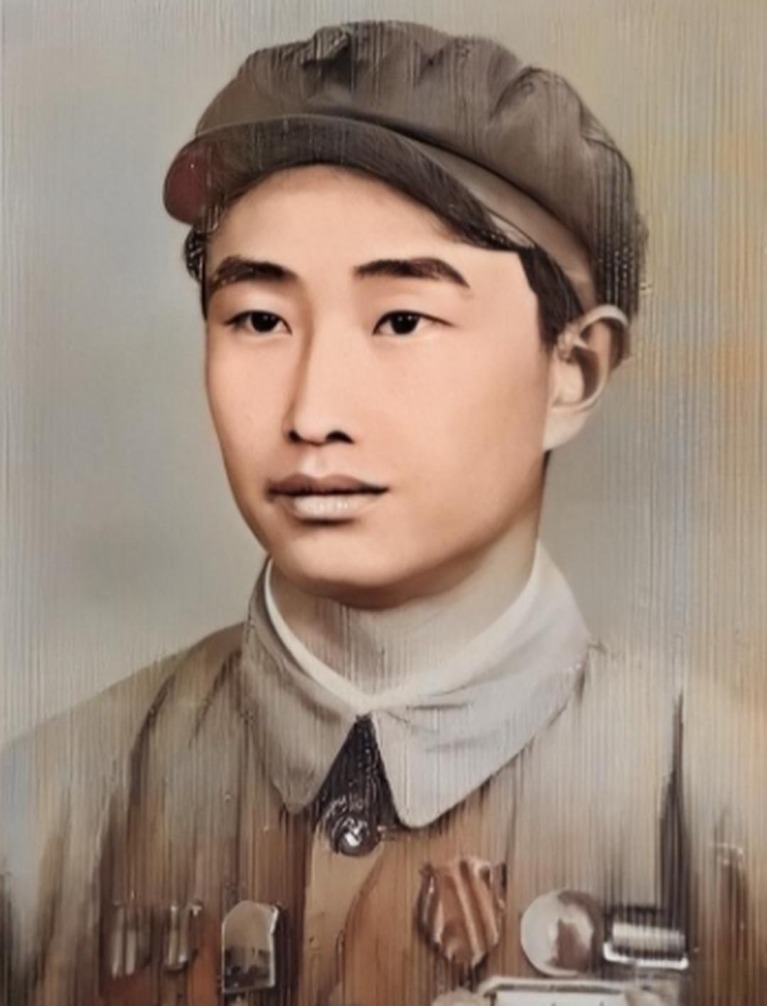 1943年，日军空袭时，18岁战士宋岭春仰面躲在草丛里，看飞行员探头出来，当敌机
