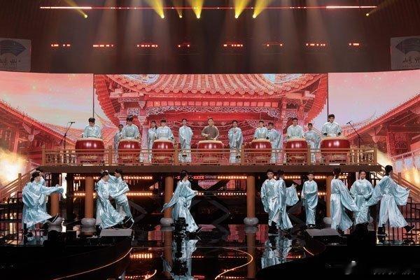 【对话越剧春晚总导演裘鸿维：年轻人“听戏DNA”觉醒背后，整个越剧圈都在卷】越剧