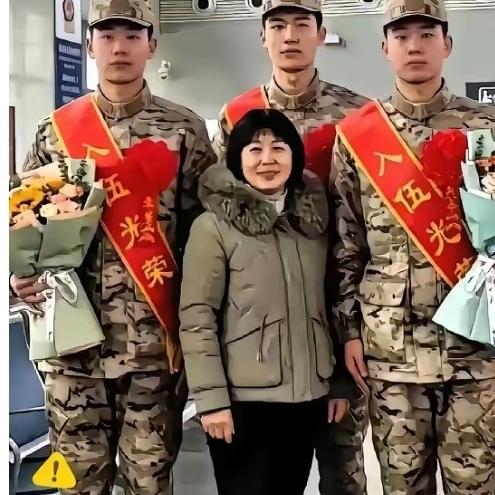临沂59岁单亲妈妈，21年熬碎半生，送三胞胎同日入伍：这才是中国最硬家风山