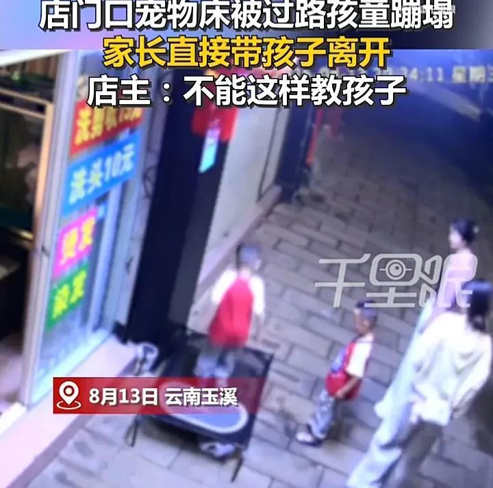 云南这一家人的脸丢大了！8月13日，云南玉溪两名家长带着两个孩子出门，在一家宠物