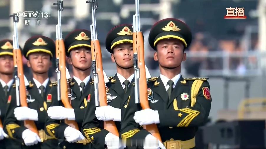 阅兵开始，中国排面怎么截图都整齐中国排面每个角度都无懈可击直击阅兵现场​​​​