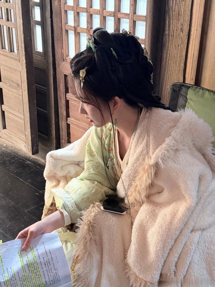 刘些宁正脸签了保密协议刘些宁正脸怕不是签了保密协议吧哈哈哈哈，完全不露正脸之