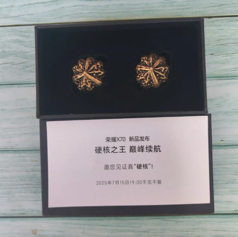 收到荣耀X70发布会邀请函，真“硬核”！邀请函里面有两个“铜核桃”，当文玩核