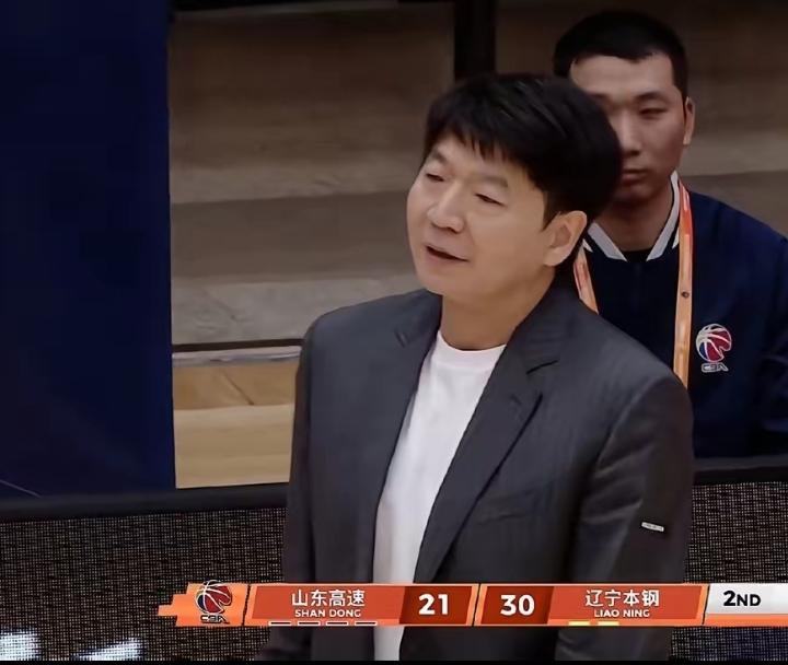 刚刚看完CBA首场季后赛，说两点观赛感受：第一、邱彪，请收起你的笑容！当全队落