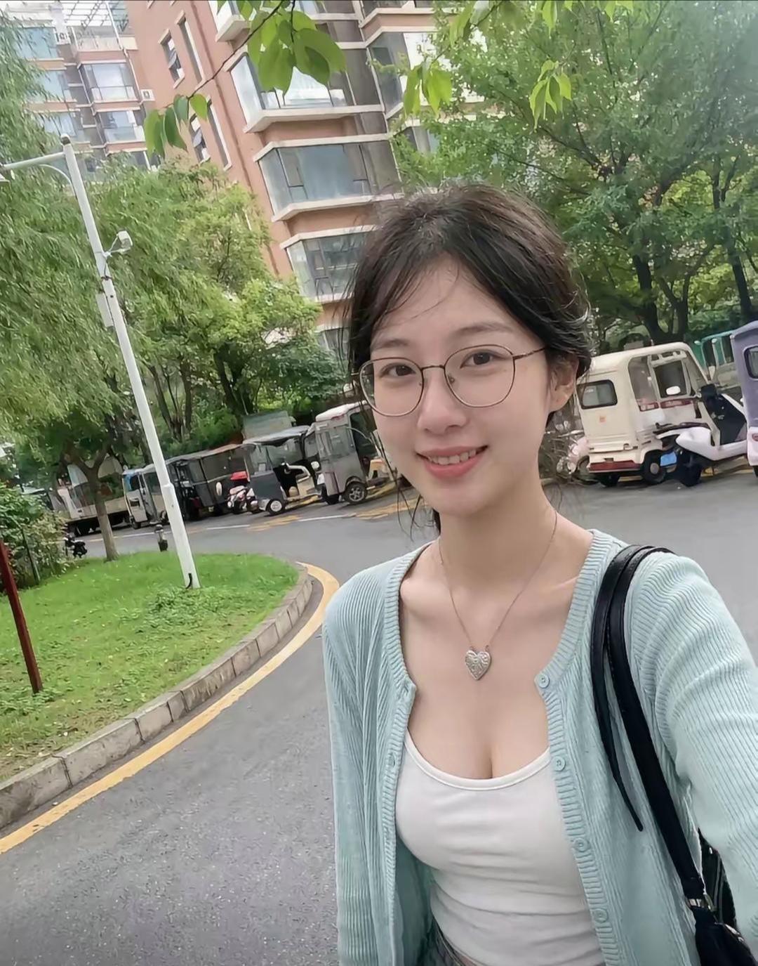这种长相是个男人都喜欢