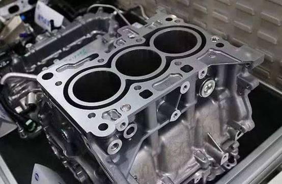 玩摩托的都清楚，三缸机在圈子里名声有多臭。抖得像个拖拉机，连那些家大业大的合资厂