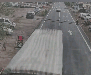 大罐车没毛病，正常行驶，无责，白色车辆逆行，全责。白色轿车可能睡着了，或者在看