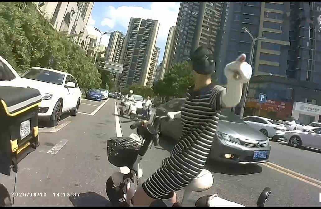 图中穿条纹短裙的小仙女逆行，外卖小哥大怒：差点撞死你了。小仙女来一句：我不是捏了