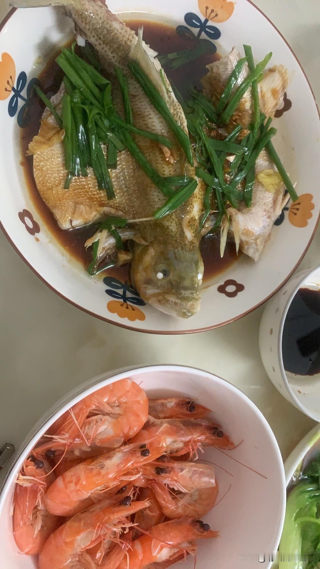 简简单单又一餐，又鱼又虾，都算是不错的伙食咯[赞]