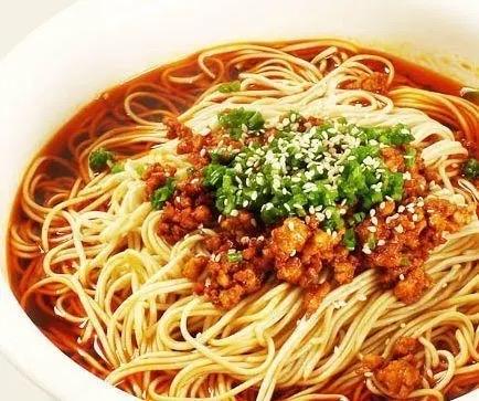 “强行碰瓷讹钱！”重庆女子开了一家面馆，叫“渝见小面”，结果万万没想到，因为一字
