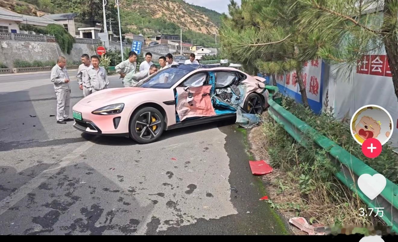 大货车这种量级时速80撞上小米SU7侧面驾驶室，骨架还能稳稳当当，现场照片造不了