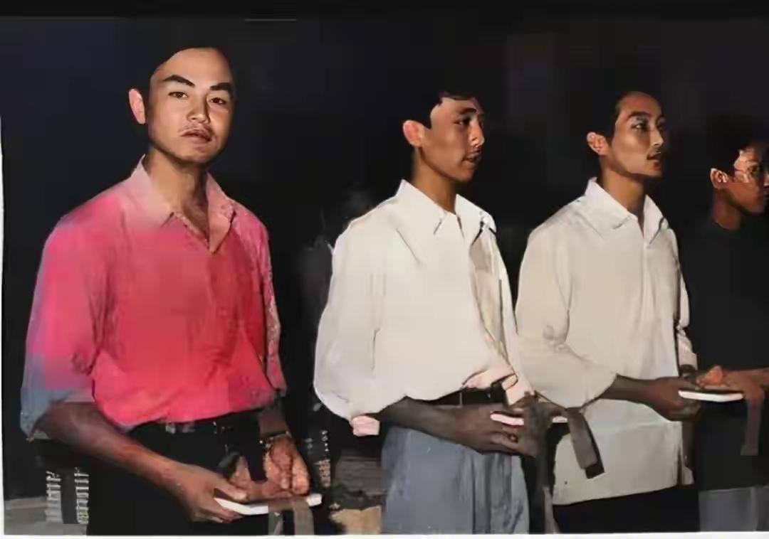 这张照片拍摄于1981年，王敦读大学时候的照片，这张照片极为罕见，大学时期他成绩