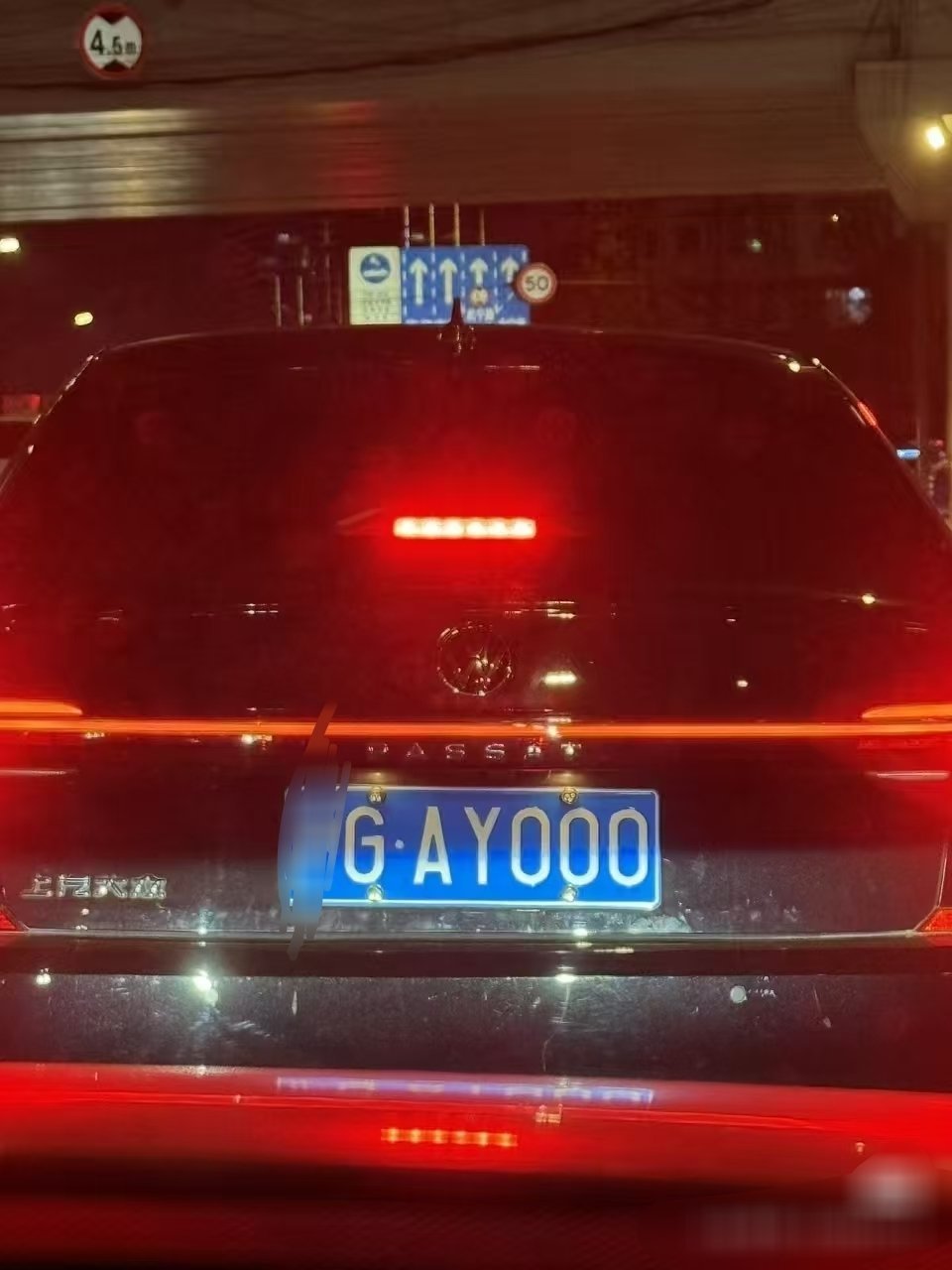 网友发现的两个车牌号……