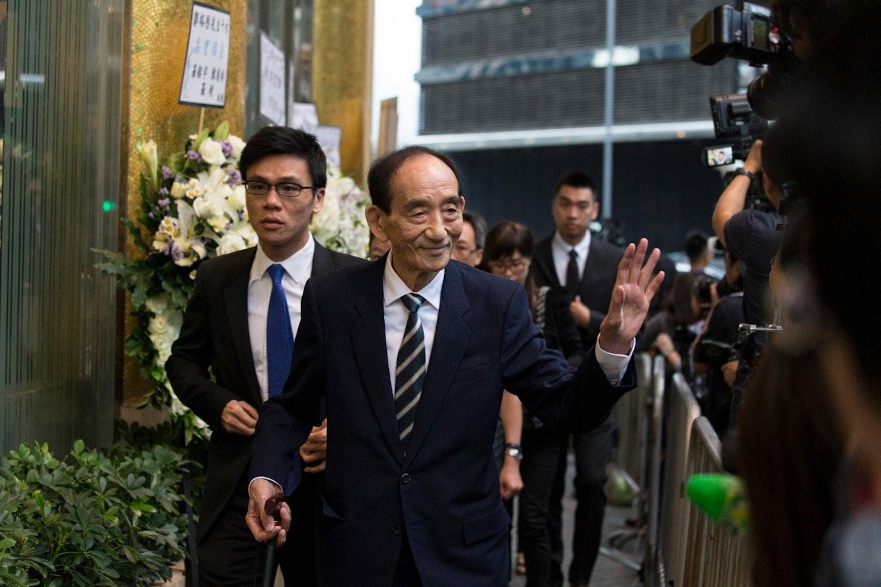 已故香港铺王邓成波离世之后，其家族陷入财困，家族名下物业不断沦为银主盘或是低价套