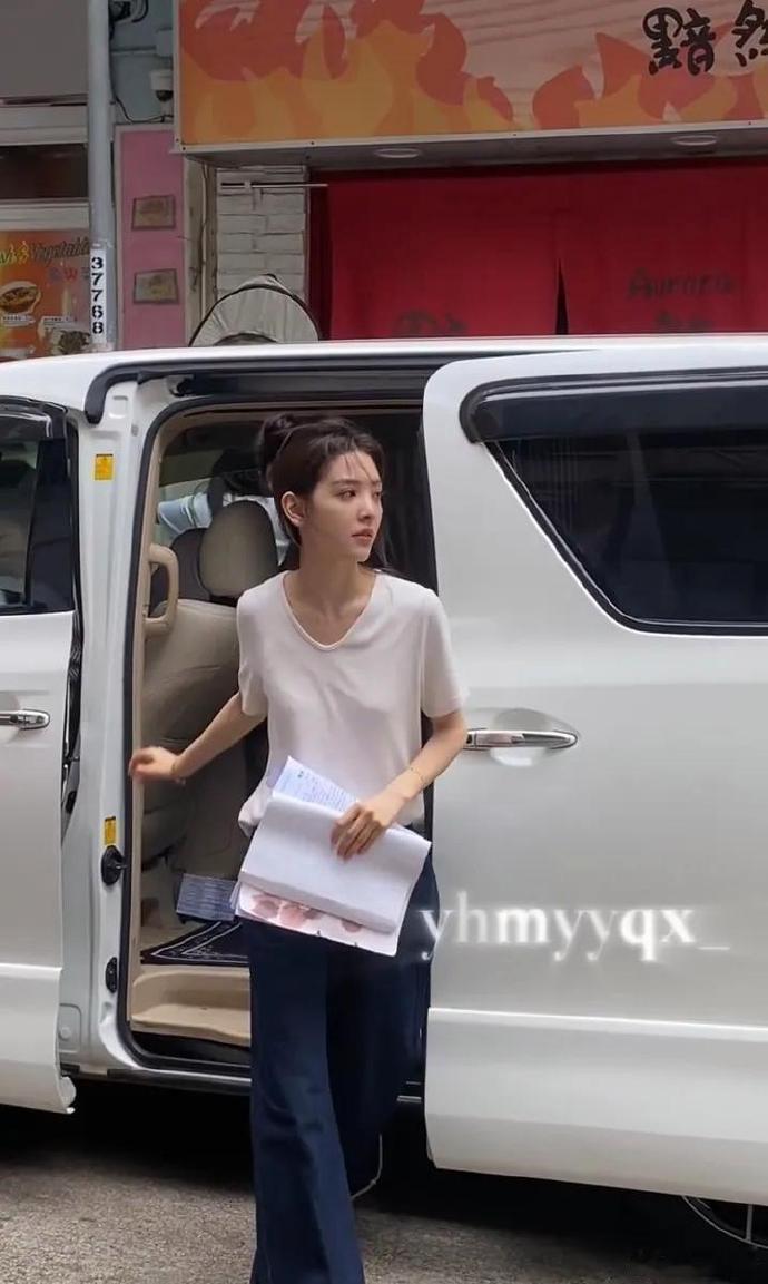 原来章若楠这么瘦，内娱的女明星真是一个比一个瘦​​​