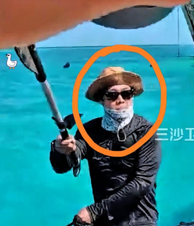 仁爱礁上那个猖狂挑衅的“白皮胖子”，真实身份终于瞒不住了！绝非普通船员，这背后水