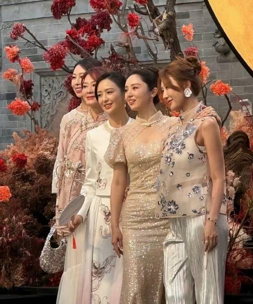 董璇婚宴见证姐妹情深，佟丽娅担任伴娘展现二人深厚友谊。婚礼反映娱乐圈真挚友情，佟