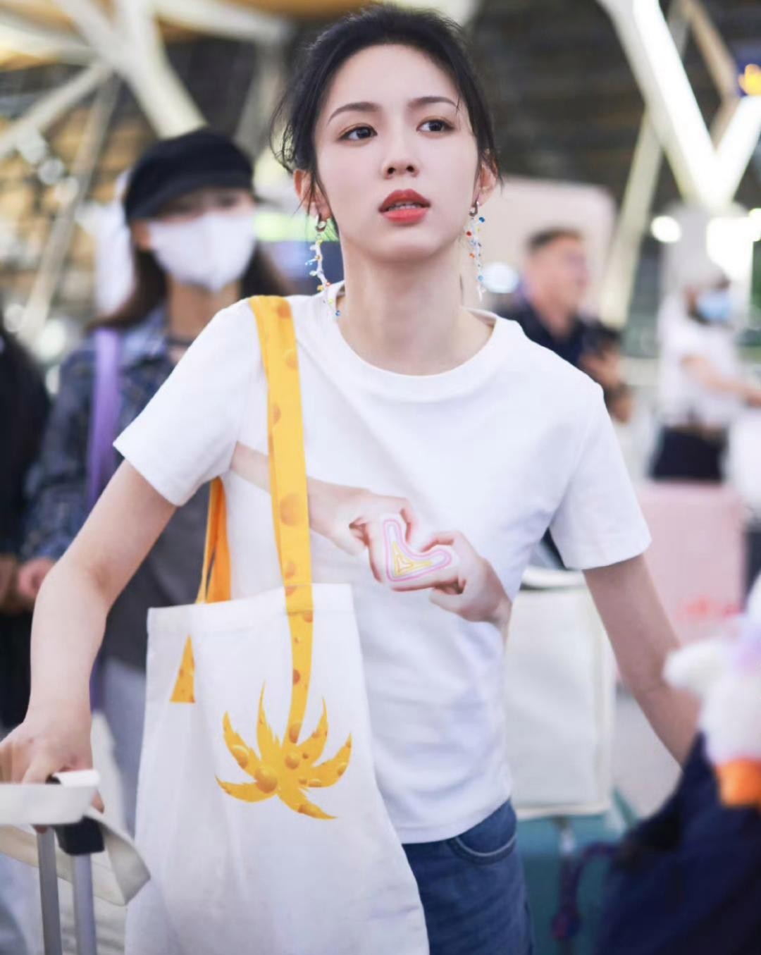 周也这身穿搭真是把