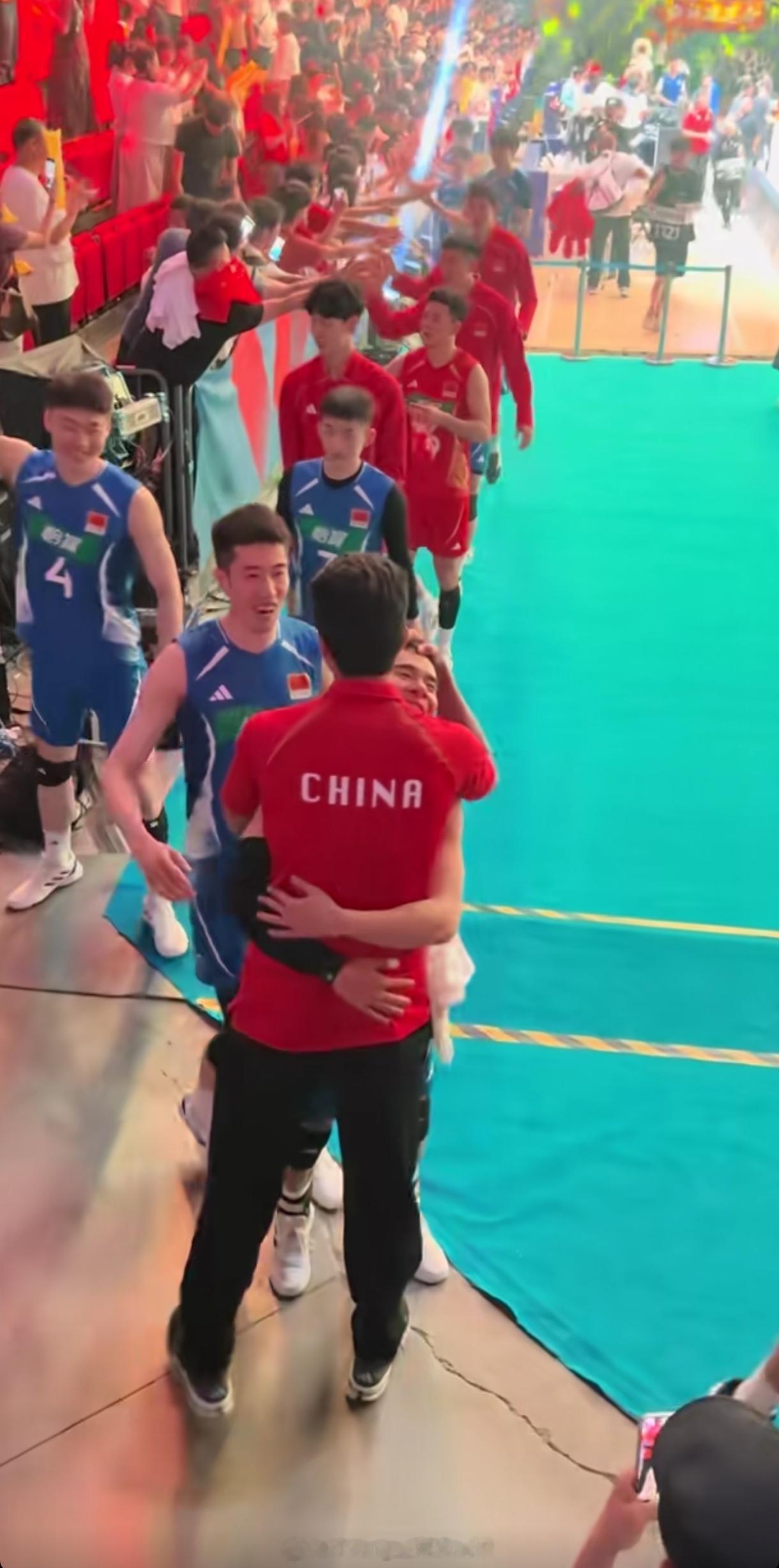 张景胤的抱抱中国男排2026世界男排联赛（图片来自未知视频截图，博主可留言给我