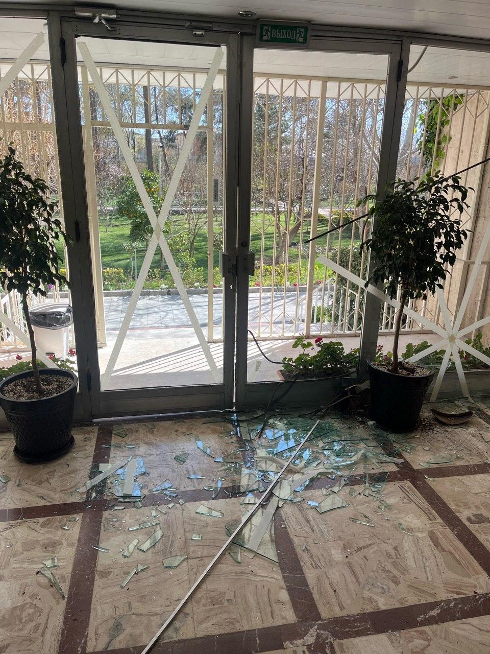 快报！俄罗斯总领事馆在袭击中受损。当地时间3月10日，俄罗斯外交部发言人扎哈罗