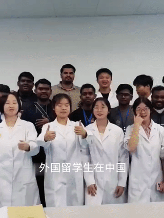 这些都是国内某大学医学院里的印度留学生。他们是专门来中国学习先进的医疗技术的。
