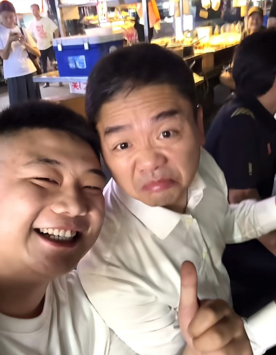 昨晚刘强东在夜市大排档，跟市民们是真的喝美了，合影时扮鬼脸。而且，到底多少人跟他