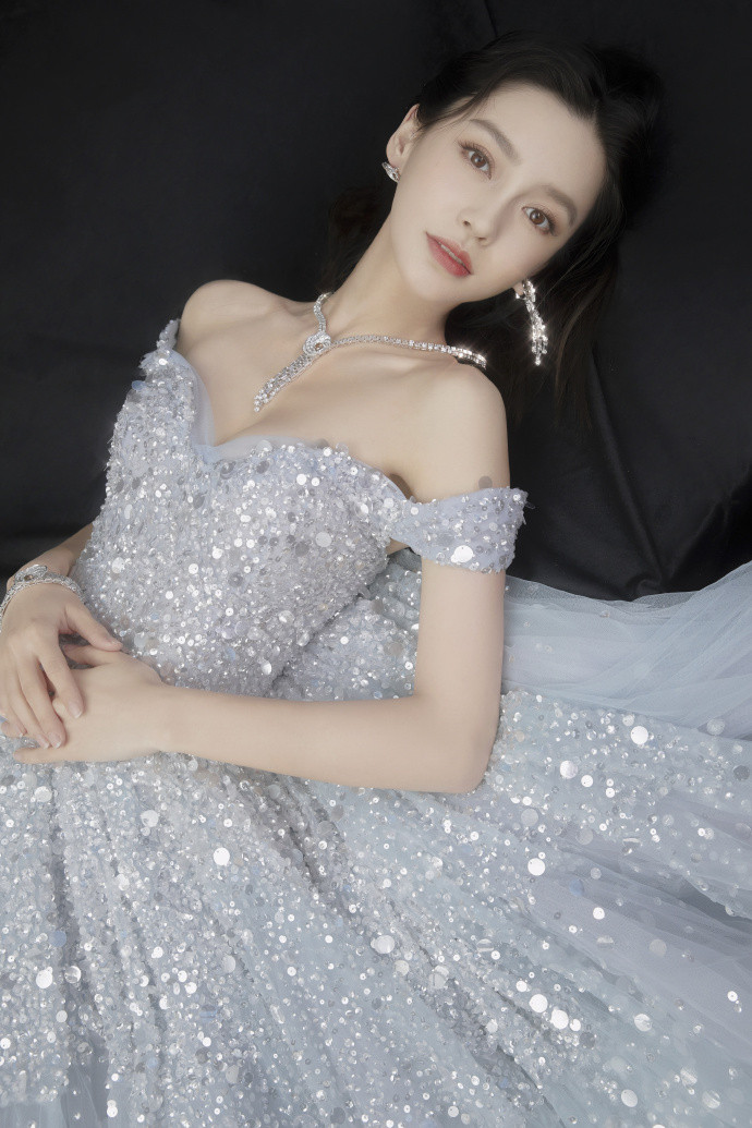 梦幻星纱抹胸写真，璀璨水晶闪烁微光，美得如同朦胧诗