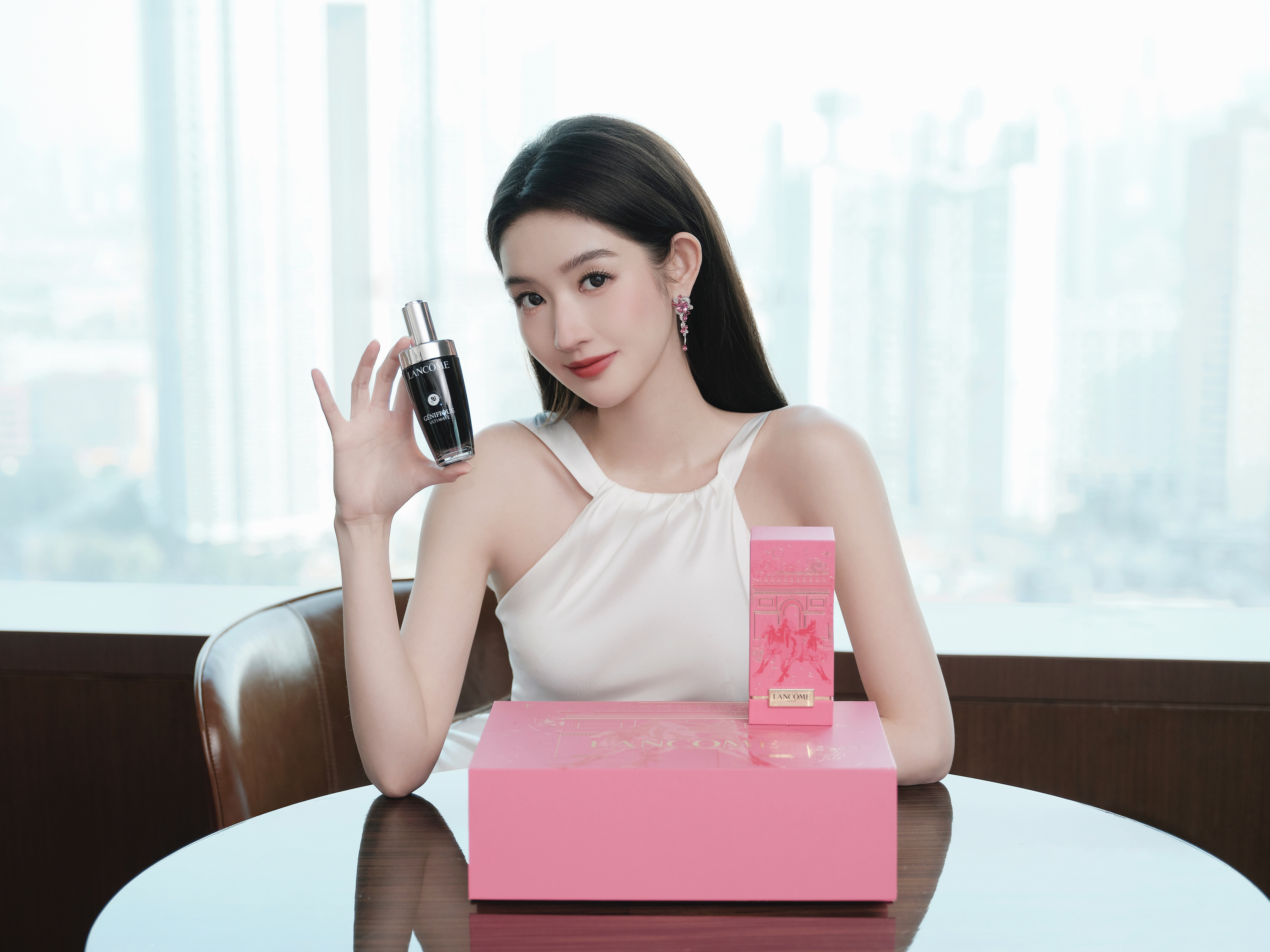 ✨王玉雯黑长直如绸缎般垂落，与一袭挂脖白裙完美呼应，清冷又勾人。王玉雯这么淑