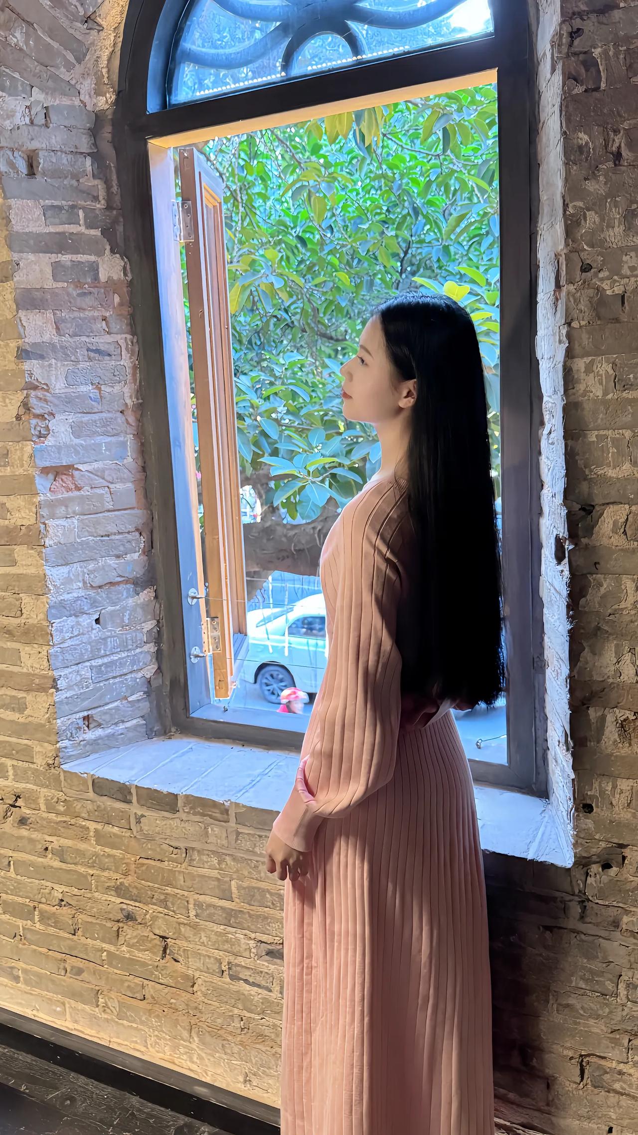 窗边少女，粉裙飘飘，静看绿意盎然。