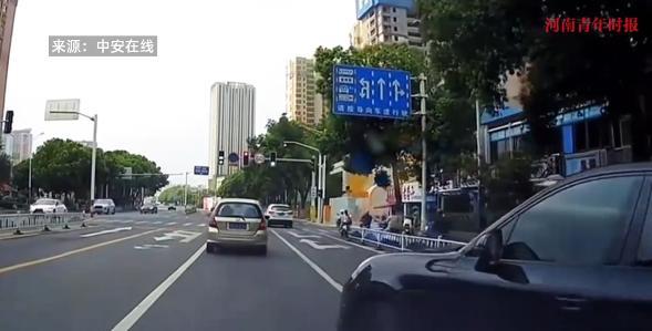 “吵翻了！”2025年7月，江苏，一男子开着保时捷，在路口处想要强行实线变道，可