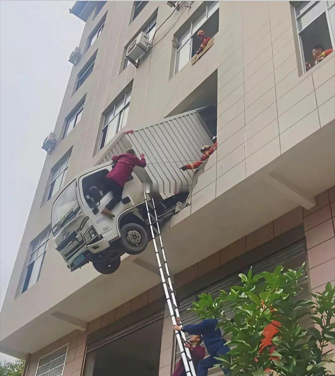 这样的车祸，估计只有重庆地区才会发生吧？