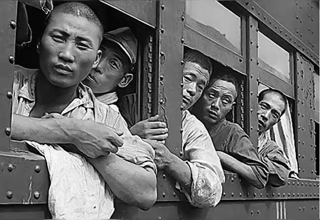 美国人对待日军战俘：扒光衣服排队去雷区排他们埋的雷。苏联（俄罗斯）人对待日军战俘