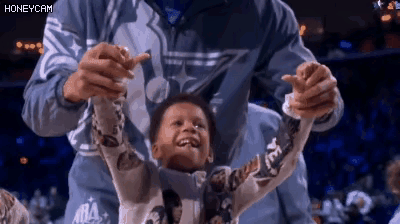 在今天进行的美国条纹队和世界队的全明星正赛中，发生了让人哭笑不得的一幕。当时快船