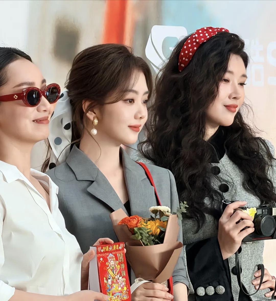 谭松韵和同龄女演员合影，怎么像是隔辈的？这样的情景，辛芷蕾也有过。方婉之、李娟