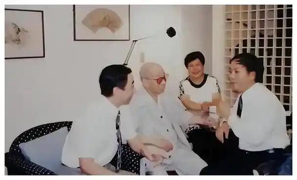 1993年冯巩拜访张学良，老人盯着他的面孔出了好一会神，颤声问道：“孩子，冯国璋