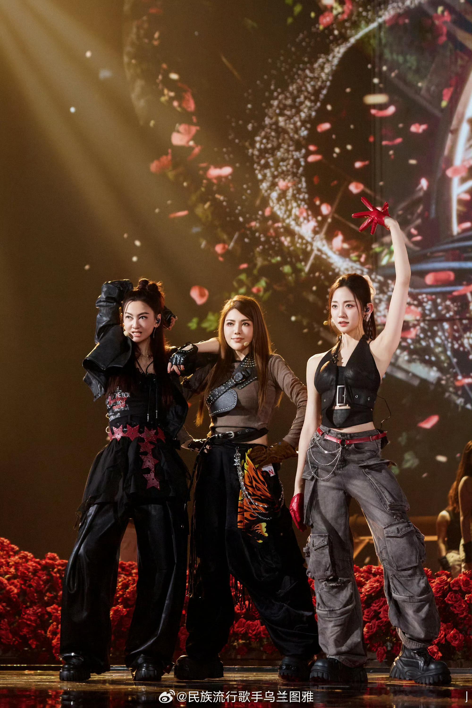 浪姐审美在线乘风一公全员绝色，舞台质感直接拉满。大艺术家优雅惊艳，每一帧都像艺术