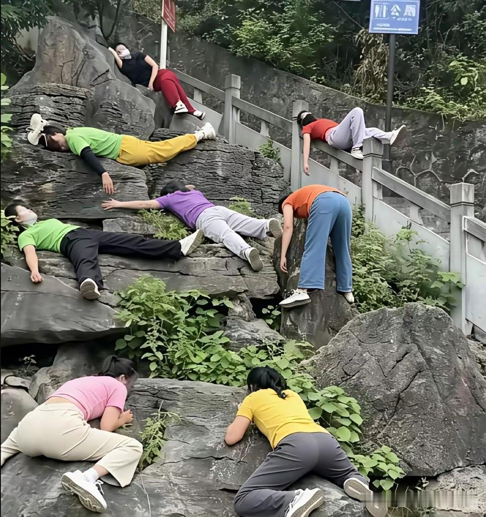 她们是因为没事儿做，才干这些无聊的事吗？刚看到一张图，里面一些中老年妇女，在某