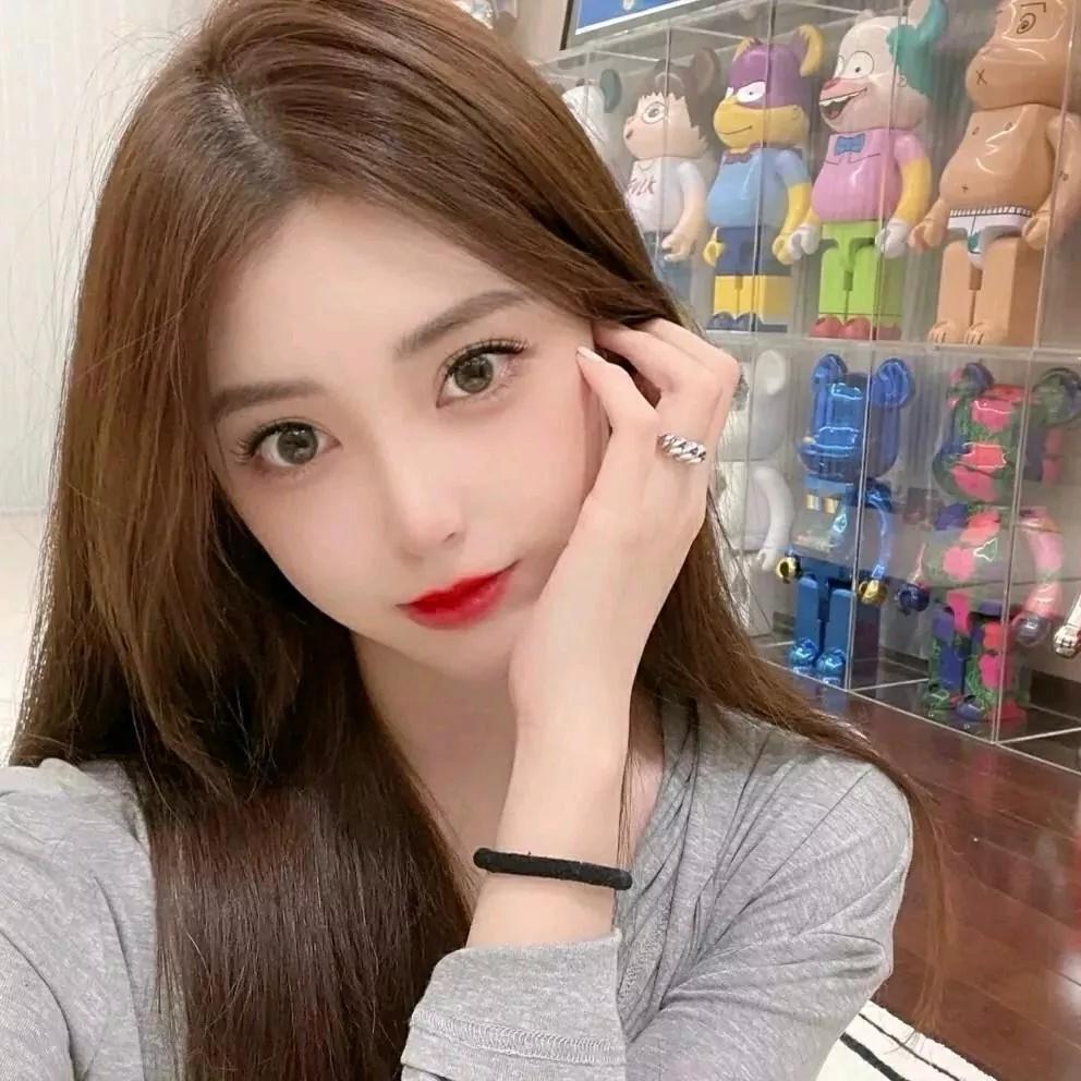 甜美可爱的少女，背景的玩偶可爱又吸睛！