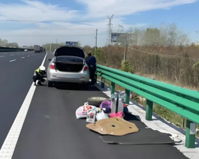 去年国庆，我同事一家三口在高速上爆胎，车翻了几个滚，幸亏系了安全带，人没大事。他