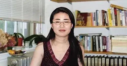 1999年，29岁的北大“天才少女”田晓菲嫁给了53岁的美国老师并宣布加入美国
