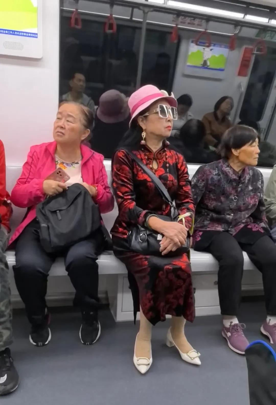 三位老年人若干年后，你想成为谁？反正我是谁也看不上。一位太俏看起来不缺钱但