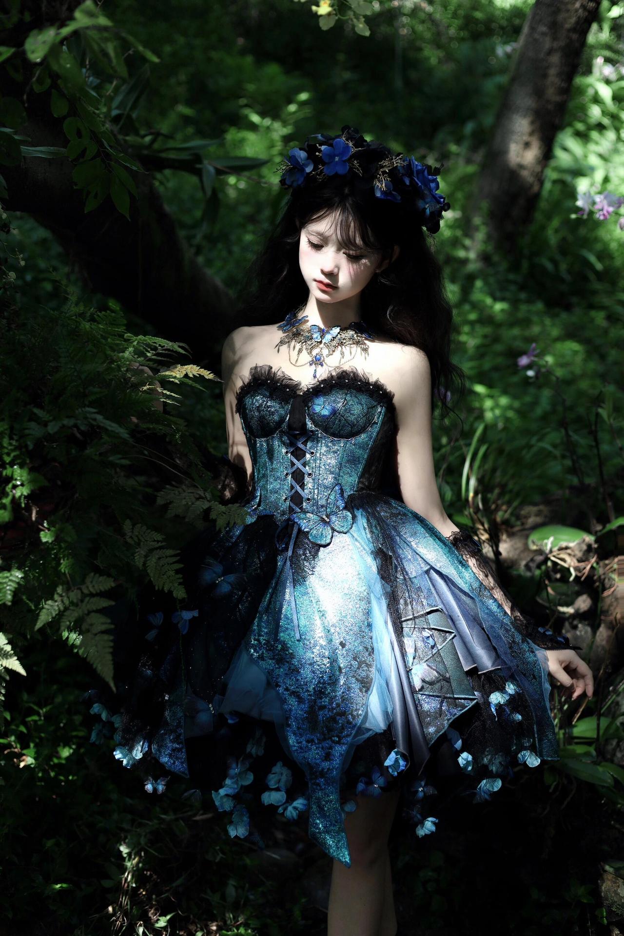 这组森女人像照片，将自然环境与独特服饰巧妙融合。摄影师在画面里，让葱郁的绿植作为