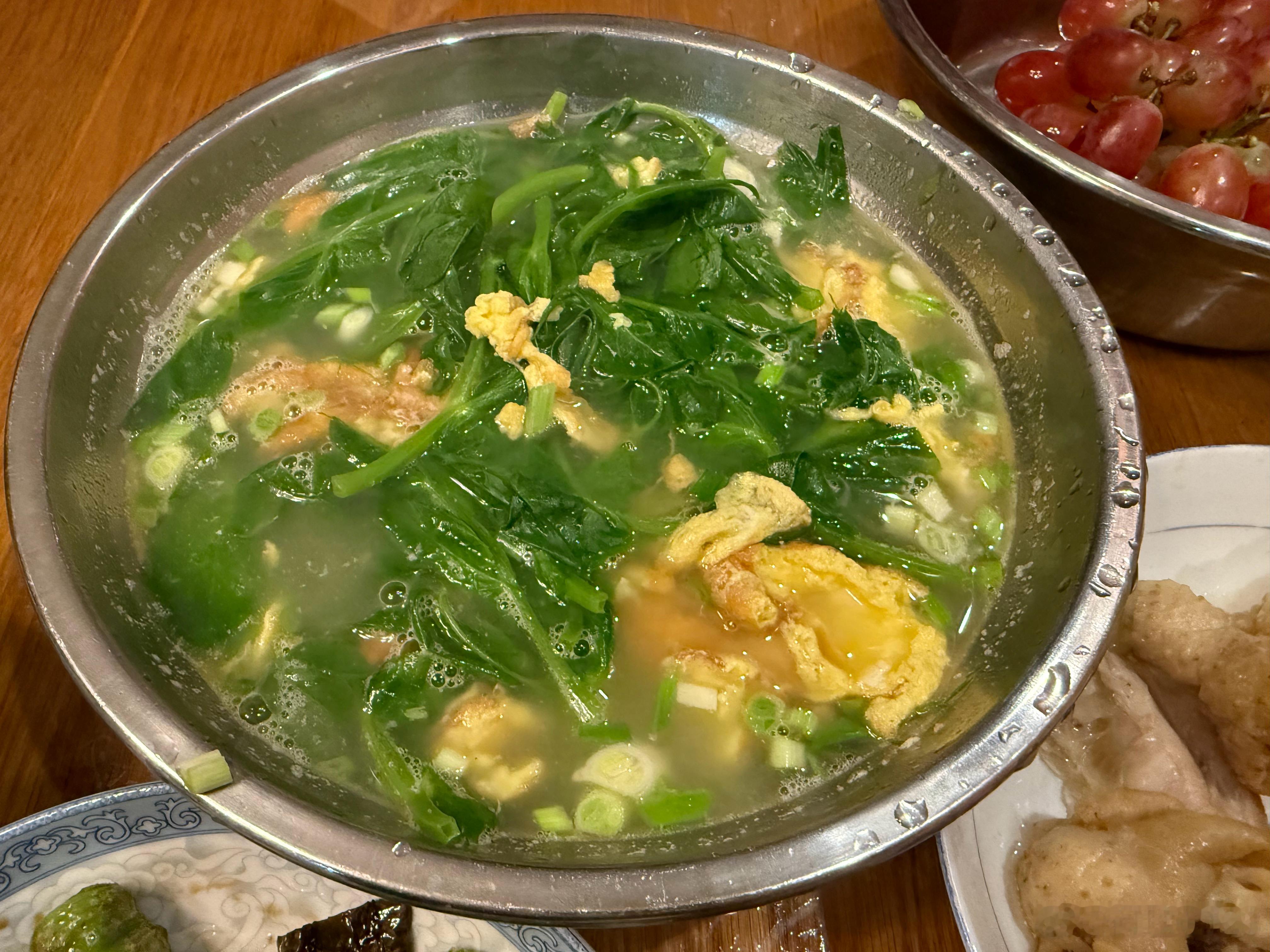 你可知道，冬日里这碗豌豆尖的幸福感，一口下去，透着淡淡的清香，清爽嫩滑，豌豆尖、