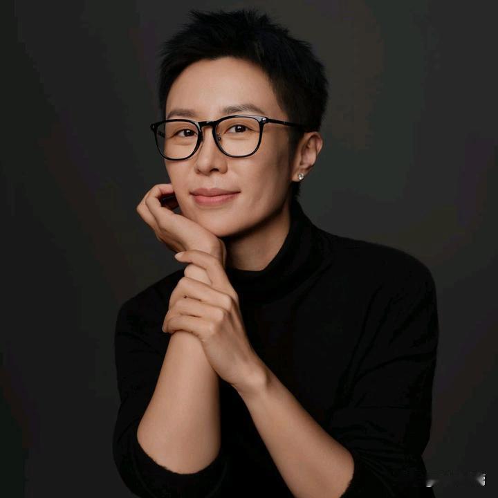 发型确实挺决定一个人的气质的。看惯了现在短发利落的脱不花，再看她以前的照片，