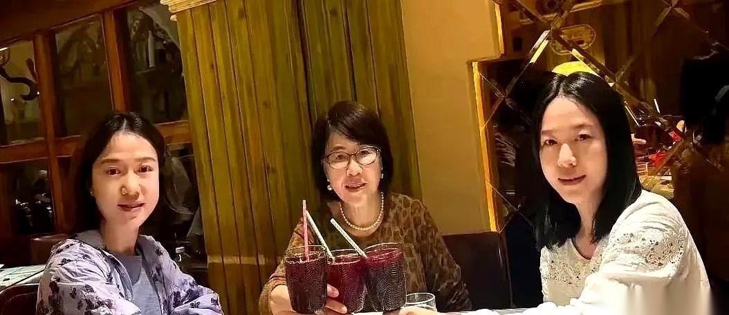 翁帆一张新疆的近照，炸出来了。她去阿克苏探亲，在姐姐开的餐厅里，旁边坐着亲外甥