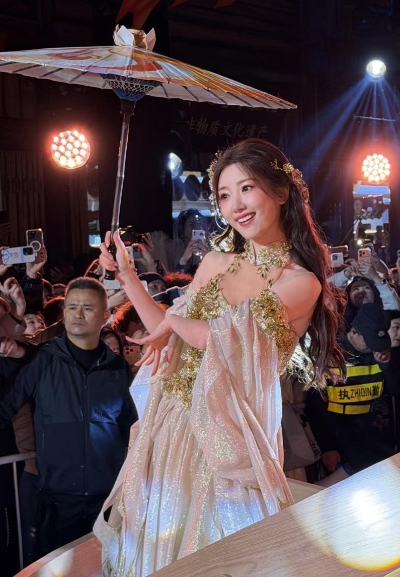 我有一种直觉，毛晓彤突然跑到福建街头跳舞，不是因为她落魄了，也不是因为她